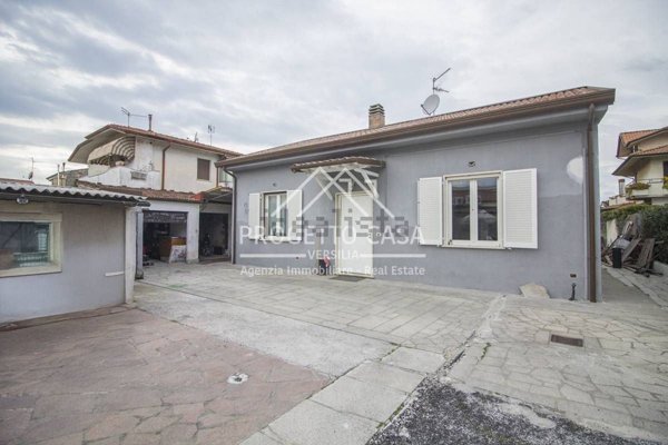casa indipendente in vendita a Viareggio in zona Torre del Lago