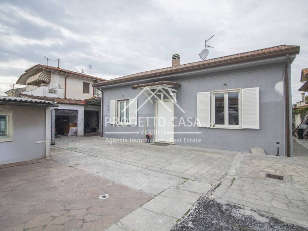 casa indipendente in vendita a Viareggio in zona Torre del Lago