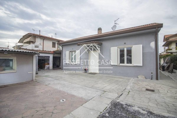 casa indipendente in vendita a Viareggio in zona Torre del Lago