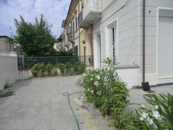 casa indipendente in vendita a Viareggio
