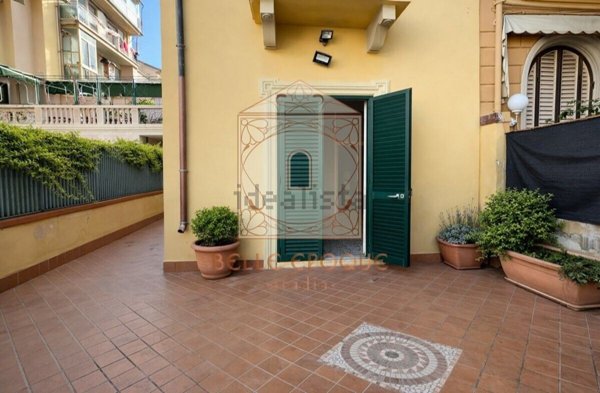 casa indipendente in vendita a Viareggio