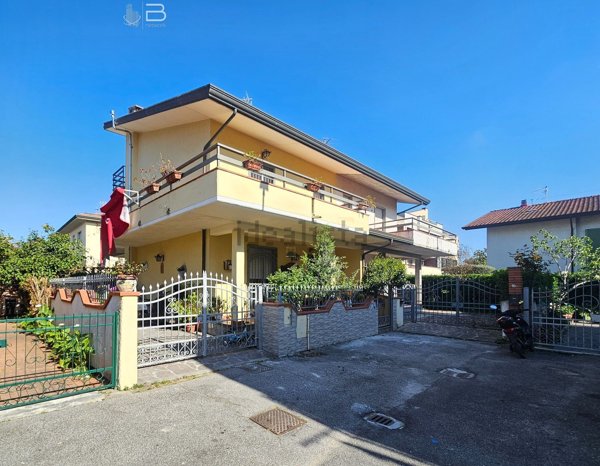 casa indipendente in vendita a Viareggio in zona Torre del Lago
