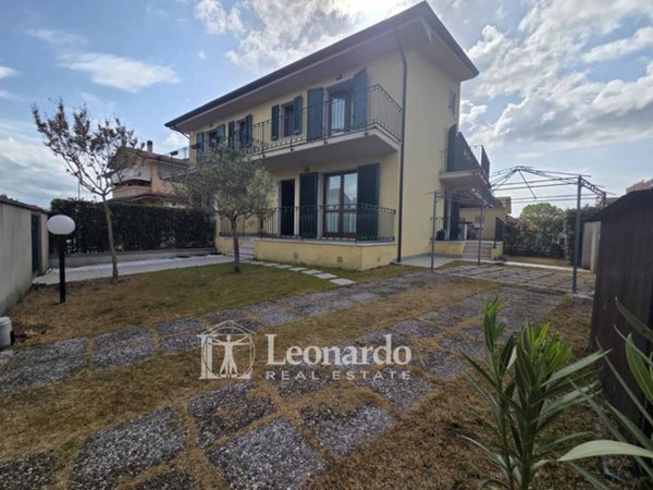 casa indipendente in vendita a Viareggio