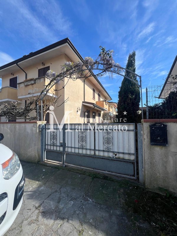 casa indipendente in vendita a Viareggio in zona Torre del Lago