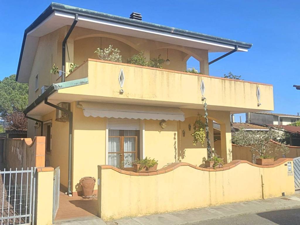 casa indipendente in vendita a Viareggio in zona Migliarina