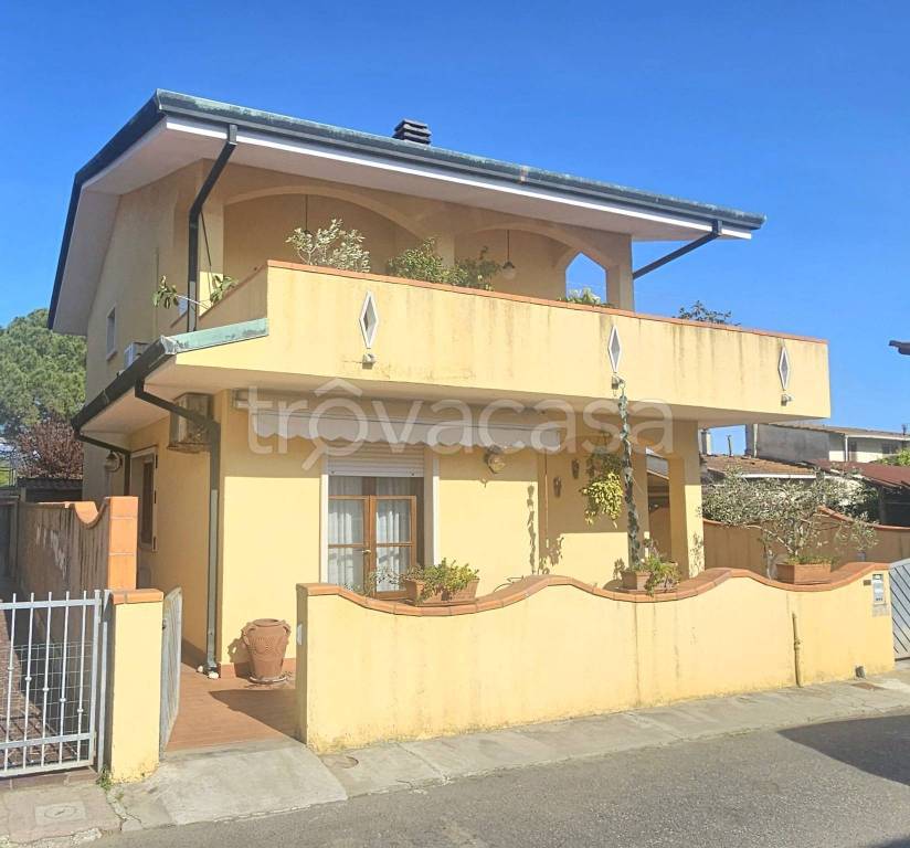 casa indipendente in vendita a Viareggio in zona Migliarina