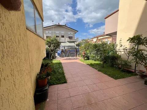 casa indipendente in vendita a Viareggio in zona Campo d'Aviazione