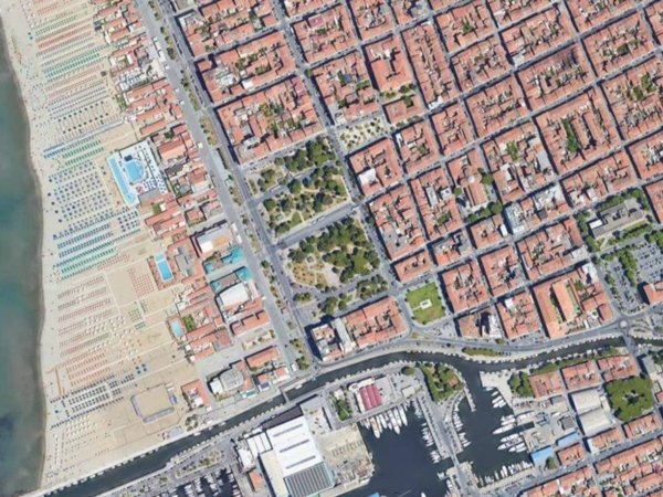 negozio in vendita a Viareggio in zona Centro Storico