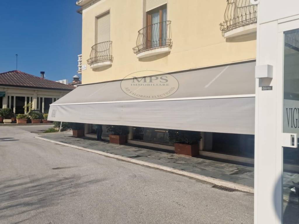 negozio in vendita a Viareggio