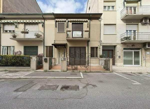 casa indipendente in vendita a Viareggio in zona Marco Polo
