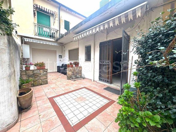 casa indipendente in vendita a Viareggio