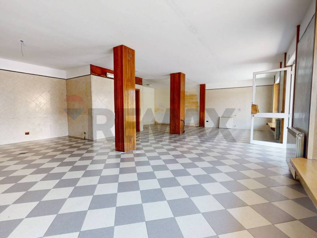 negozio in vendita a Viareggio in zona Migliarina