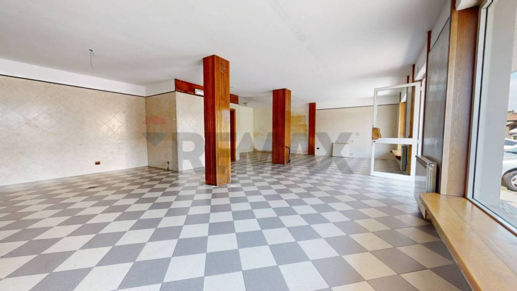 negozio in vendita a Viareggio in zona Migliarina