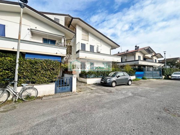 appartamento in vendita a Viareggio in zona Torre del Lago