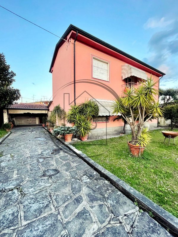 casa indipendente in vendita a Viareggio