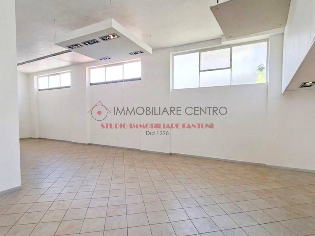 negozio in vendita a Viareggio in zona Migliarina