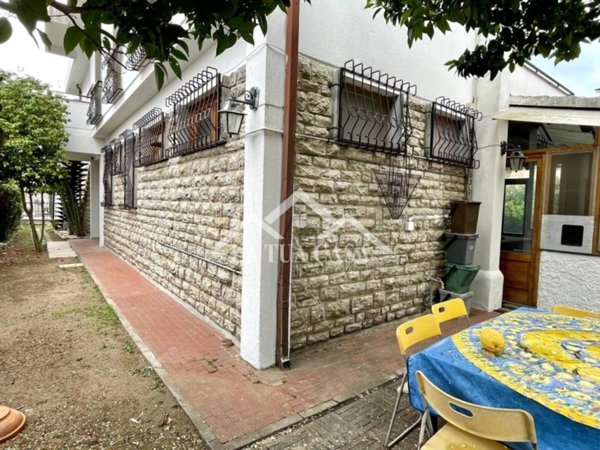 casa indipendente in vendita a Viareggio