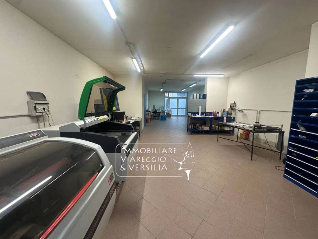 locale commerciale in vendita a Viareggio in zona Campo d'Aviazione