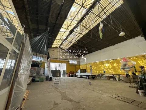 locale commerciale in vendita a Viareggio in zona Migliarina