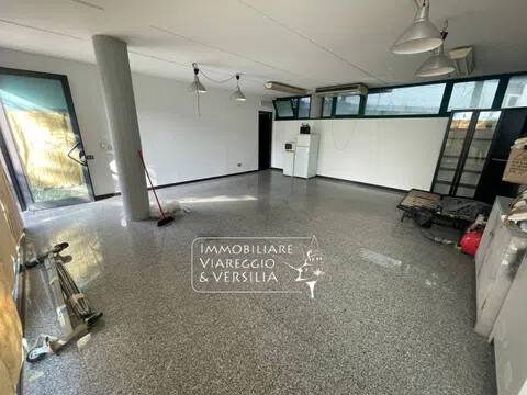 negozio in vendita a Viareggio in zona Migliarina