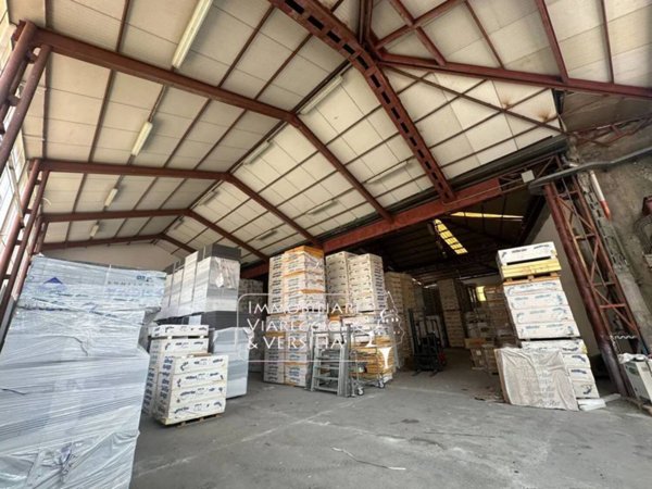 locale commerciale in vendita a Viareggio in zona Campo d'Aviazione