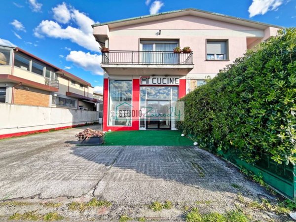 locale commerciale in vendita a Viareggio in zona Migliarina