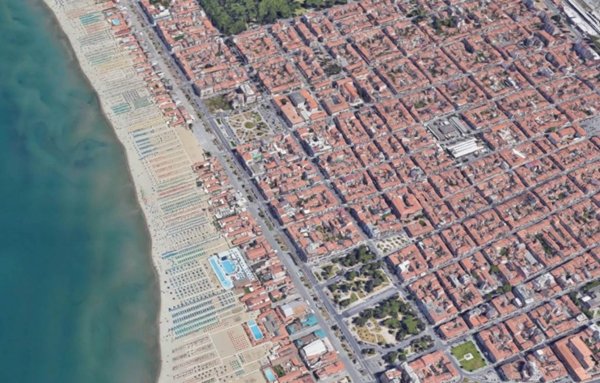locale commerciale in vendita a Viareggio in zona Centro Storico
