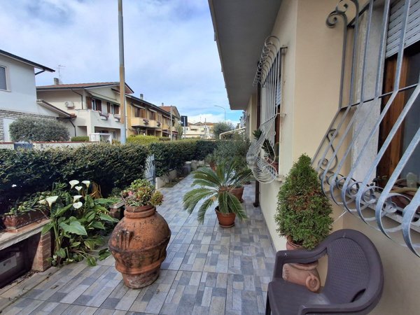 casa indipendente in vendita a Viareggio in zona Campo d'Aviazione