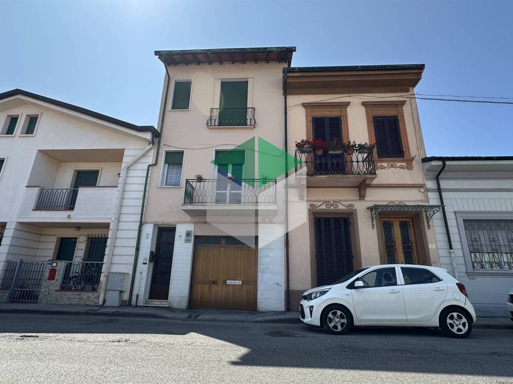 casa indipendente in vendita a Viareggio in zona Campo d'Aviazione