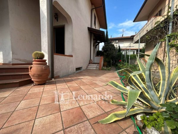 casa indipendente in vendita a Viareggio in zona Torre del Lago