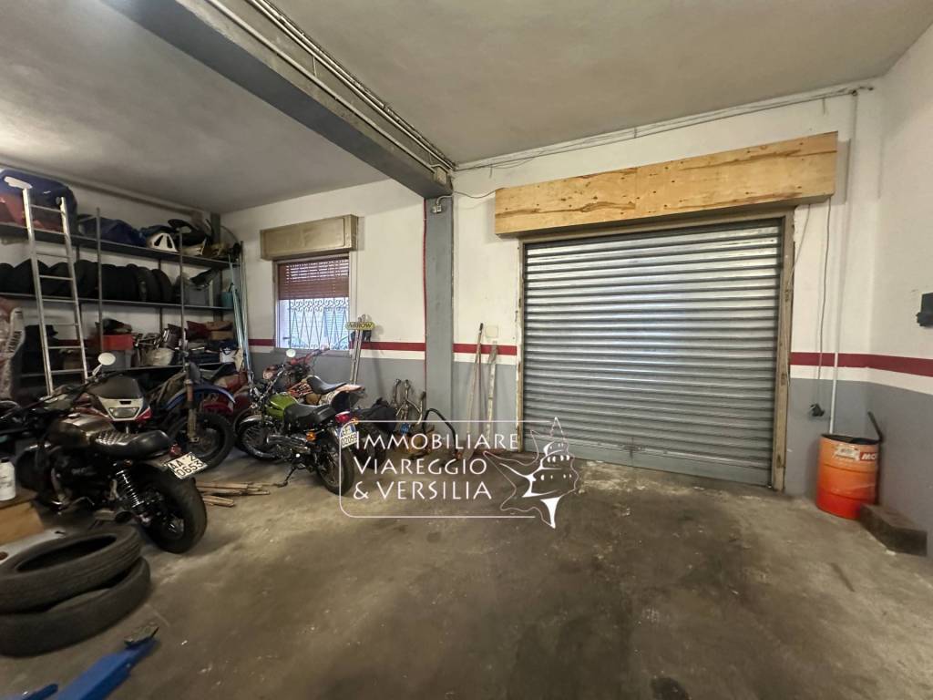 locale commerciale in vendita a Viareggio in zona Migliarina
