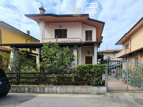 casa indipendente in vendita a Viareggio in zona Torre del Lago