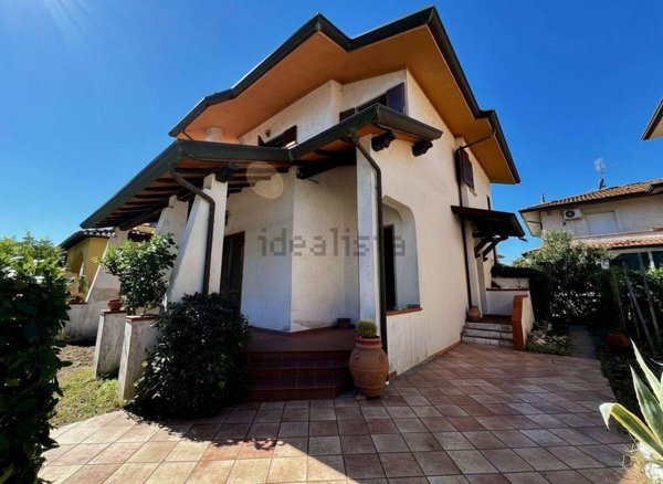 casa indipendente in vendita a Viareggio in zona Torre del Lago