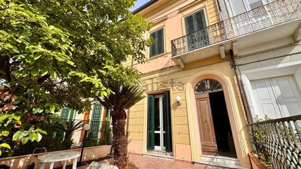 casa indipendente in vendita a Viareggio