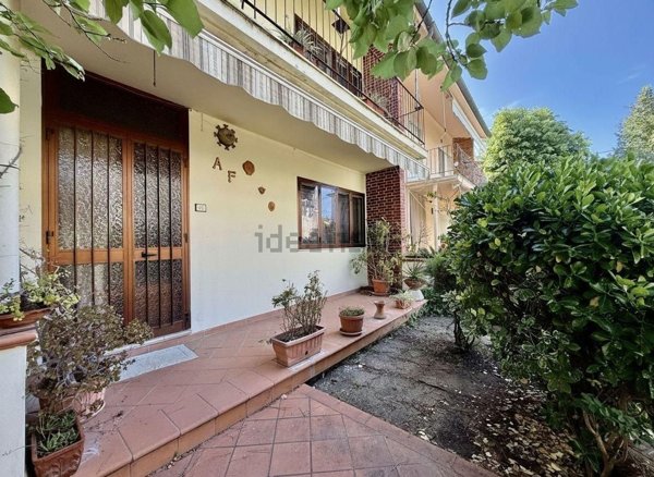 casa indipendente in vendita a Viareggio in zona Torre del Lago