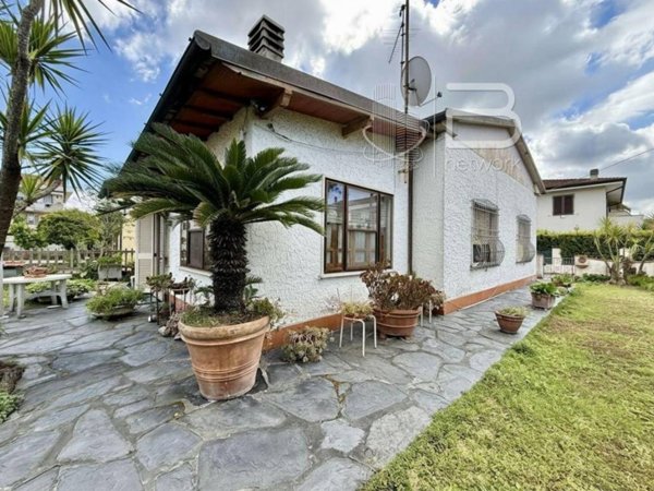 casa indipendente in vendita a Viareggio in zona Torre del Lago