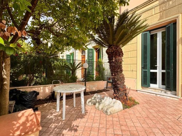 casa indipendente in vendita a Viareggio