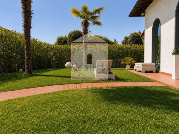 casa indipendente in vendita a Viareggio