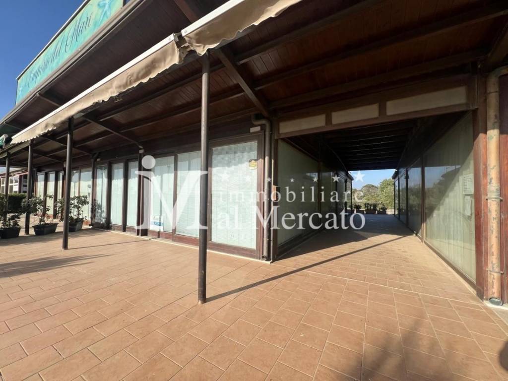 negozio in vendita a Viareggio in zona Torre del Lago