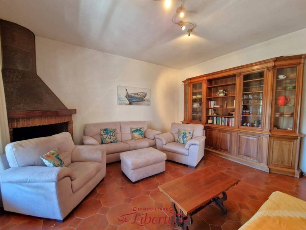casa indipendente in vendita a Viareggio