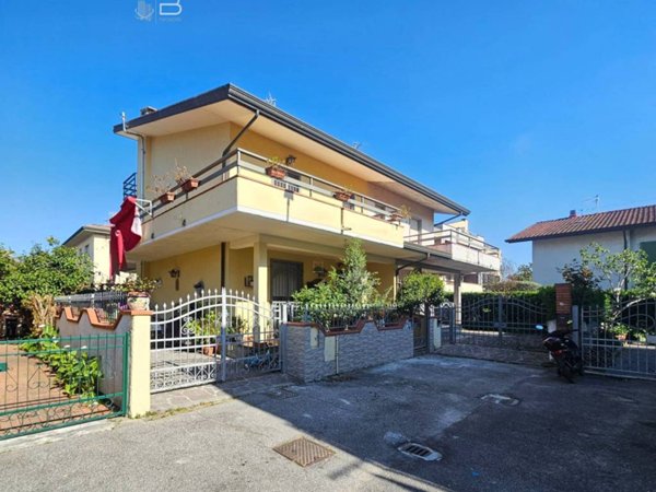casa indipendente in vendita a Viareggio in zona Torre del Lago