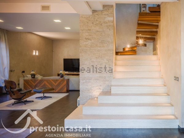 casa indipendente in vendita a Viareggio