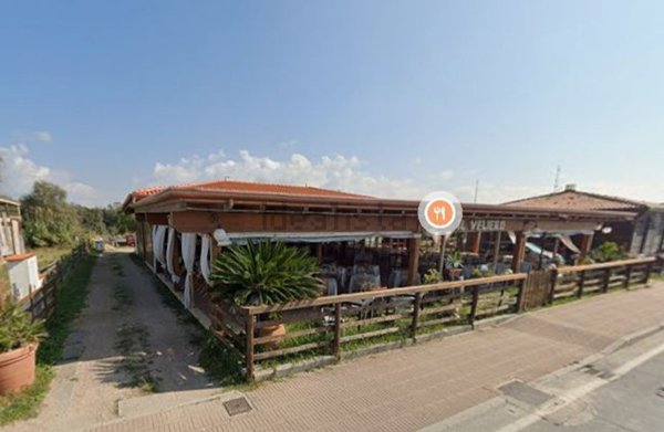 negozio in vendita a Viareggio in zona Torre del Lago