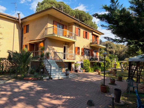 casa indipendente in vendita a Viareggio in zona Torre del Lago