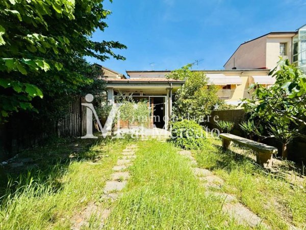 casa indipendente in vendita a Viareggio in zona Torre del Lago