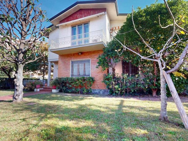 casa indipendente in vendita a Viareggio in zona Centro Storico