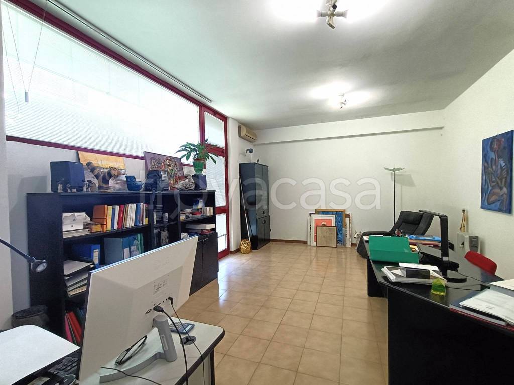 ufficio in vendita a Viareggio in zona Campo d'Aviazione
