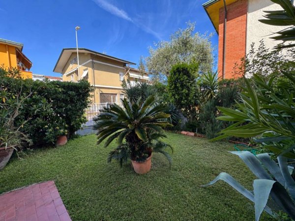 appartamento in vendita a Viareggio in zona Migliarina