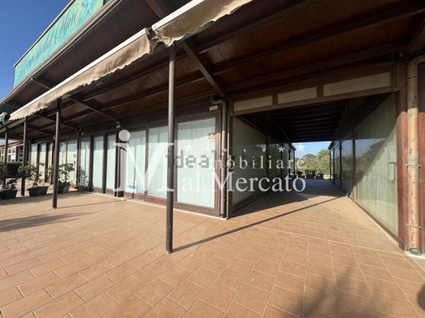 locale commerciale in vendita a Viareggio in zona Torre del Lago