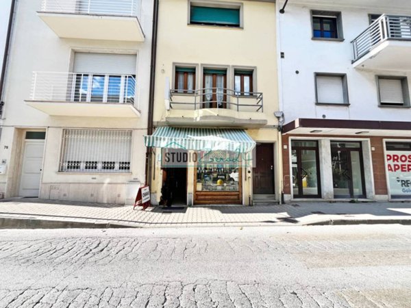 negozio in vendita a Viareggio in zona Centro Storico